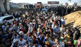 亲伊姆兰·汗的抗议者不顾警察的阻拦，进入巴基斯坦首都