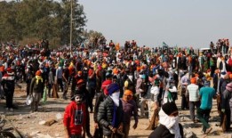 印度安全部队向前往德里的抗议农民发射催泪瓦斯