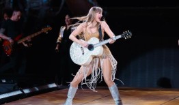 泰勒·斯威夫特在罗杰斯中心举行的时代之旅的第四场晚上，让多伦多的观众兴奋不已，并狡猾地挖苦了乔·乔纳斯