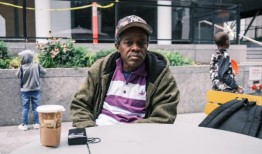 纽约的无家可归者为宾夕法尼亚车站的安全而欢呼，为无家可归者提供服务，但通勤者却很害怕