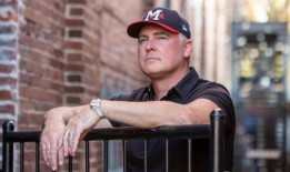 奥本大学的艾斯·阿特金斯谈论烧烤、蓝调和他的新书《别让魔鬼骑》