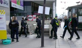 警方在巴黎火车上受到一名女子的威胁后开火