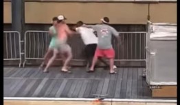 三名乘坐浮筒船的白人男子在蒙哥马利斗殴事件中被指控;找拿着椅子的黑人问话