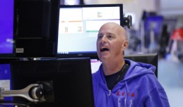 道琼斯指数在回落之前创下历史新高