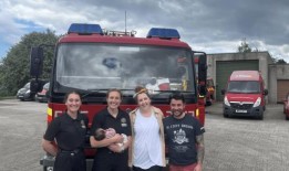 救火的消防员因帮助附近一辆车接生婴儿而受到称赞