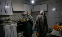 塔利班禁止俯瞰妇女的窗户