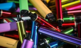 青少年吸电子烟的人数激增，但专家们对此意见不一