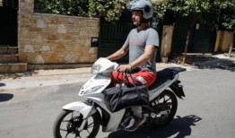 热浪给希腊的快递员带来了巨大的挑战