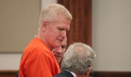 亚历克斯·默多(Alex Murdaugh)在一项交易中承认金融犯罪，这使他获得了更多的监禁时间