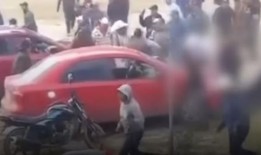 愤怒的平民拿起武器对抗致命的贩毒集团，造成10名杀手死亡