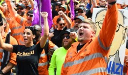 被驱逐的昆士兰州领导人在集会上说，我将面对CFMEU在高等法院的斗争