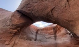 在犹他州南部，被称为“双拱”和“马桶”的大型地质特征坍塌