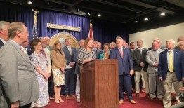 阿拉巴马州议员要求加强监管的呼声越来越高，他说，我们有可能完全失去试管婴儿