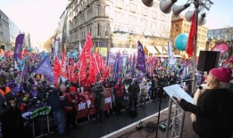 15万名公共部门工人在北爱尔兰近期历史上最大规模的罢工中罢工