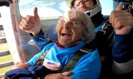 一名102岁的妇女成为英国年龄最大的跳伞者