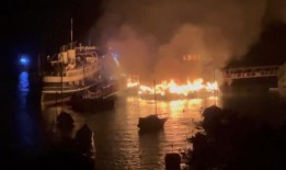 悉尼港大火威胁着历史悠久的前渡轮