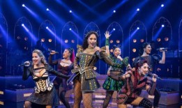 视频：在新的预告片中观看加拿大女王的《六人行》：音乐剧