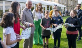 金会见了参加慈善资助的野生动物项目的年轻“专家”