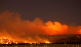 数千人逃离加州北部迅速蔓延的野火