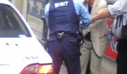 精神科开着卡车冲进人群，捅死了七个人，因为他“孤独”