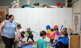 拜登管理提高学前教育教师的工资，解决劳动力短缺问题