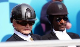 史努比狗狗在巴黎奥运会上观看盛装舞步表演时，穿上全套马术服