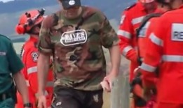 一名徒步旅行者从危险的悬崖边缘跌落后获救