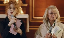 视频：观看Bernadette Peters, Elaine Paige, Lea Salonga, More在West End Woofs(和Meows)唱“老朋友”