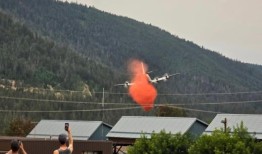 由于野火燃烧，威廉姆斯湖禁止使用无人机和水上通道