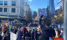 在卡尔加里，针对变性人更衣室和变装活动的抗议活动仍在继续