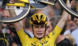 卫冕冠军在严重撞车后恢复比赛