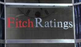 惠誉(Fitch)下调了美国信用评级，理由是债务不断增加和政治分歧