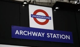 地铁乘客101，因外套被门卡住而被拖出站台