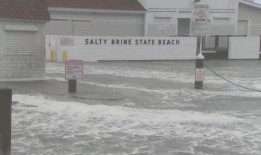 洪水把罗得岛镇的停车场变成了巨大的水坑