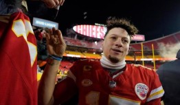 酋长队的帕特里克·马霍姆斯第一次在季后赛客场对阵布法罗队