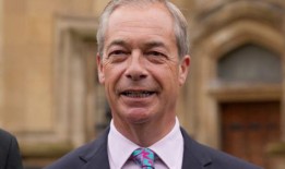 奈杰尔·法拉奇拒绝接受“没有什么比穿西装的汤米·罗宾逊更好”的批评