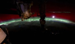 观看：美国宇航局宇航员在极光中捕捉到月球在地球后面的迷人场景