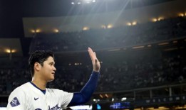 道奇队明星大谷秀平在伦敦大学学院手术后首次投球