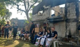 返回巴里：从囚禁中返回的被绑架者和他们的家人回到一切开始的地方，他们的家园仍然是一片废墟