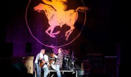 经典摇滚传奇从巡演中“意外休息”：原因如下