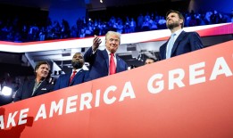 共和党全国委员会把焦点放在了移民和边境控制上，这是川普的标志性问题