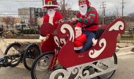 密尔沃基市中心，一千名圣诞老人放弃雪橇，转而骑自行车