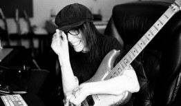 M？tley传奇人物米克·马尔斯的首支个人单曲由阿拉巴马州歌手演唱