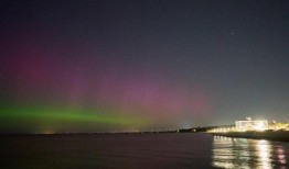 耀眼的极光随着太阳黑子的消失而从天空中消失