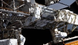 美国国家航空航天局的宇航员们在罕见的全女性太空行走中扔下了工具箱——从地球上也能看到