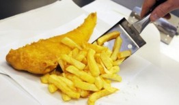 在伯里圣埃德蒙兹，隆隆声鱼酒吧推迟开业