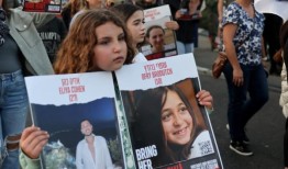 “现在带他们回家”：以色列面临压力，人质家属在耶路撒冷游行