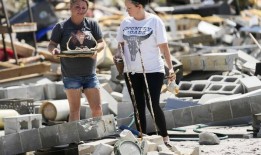 飓风“海伦”造成60多人死亡，美国正在进行清理工作