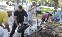 热带风暴增强;暗杀未遂指控｜ Hot off the Wire播客