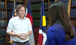 进步团体认为丹佛市市长迈克·约翰斯顿2024年的竞选不及格